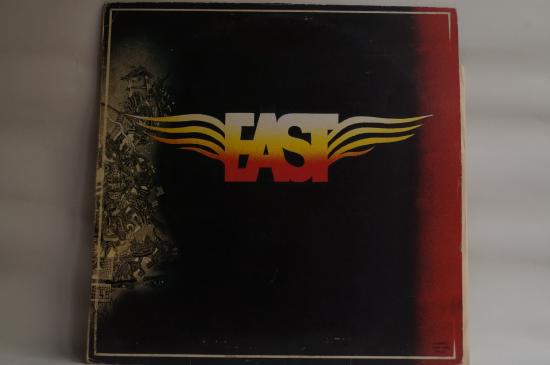 EAST-Rések A Falon