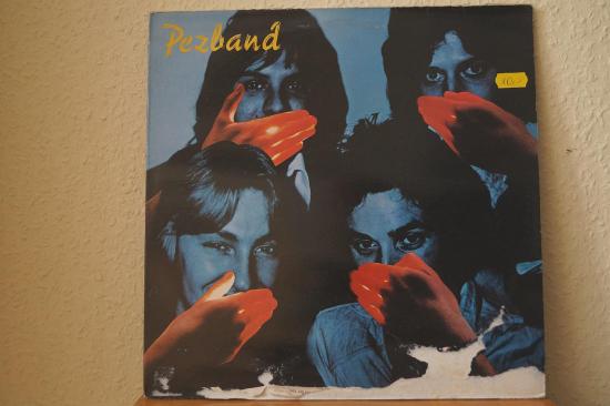 Pezband - Laughing In The Dark